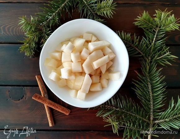 В это время очищаем груши от кожуры и нарезаем кубиками примерно 1х 1 см. Груши должны быть спелые, но не мягкие, иначе превратятся в кашу!