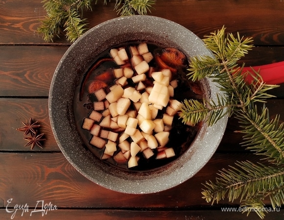 Видите, по стенкам сковороды видно, что жидкость выпарилась примерно на 1 см. Добавляем груши, доводим до кипения и тушим на медленном огне порядка 30 минут. Груши не должны потерять форму, но должны пропитаться всеми вкусами и ароматами. К моменту готовности вино станет густоватым, начнется карамелизация.