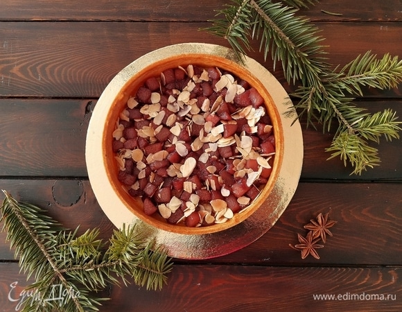 Перекладываем груши в основу для тарта, обязательно избегая специй в виде бадьяна, гвоздики и имбиря. Посыпаем сверху обжаренными миндальными лепестками.