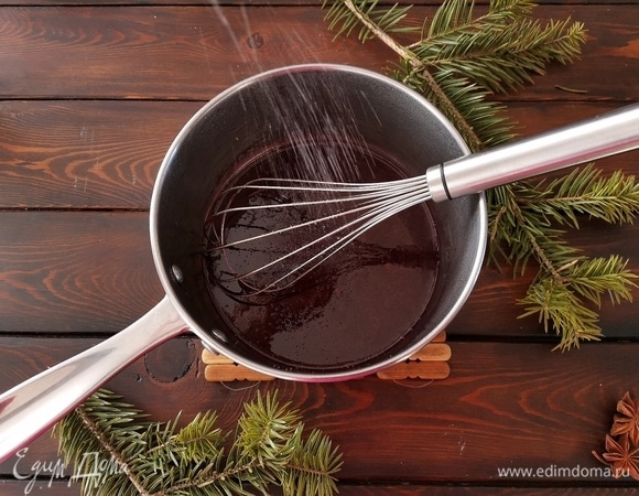 Дождиком всыпаем смесь сахара и пектина в глинтвейн, тщательно помешивая венчиком. Ставим на огонь, доводим до кипения и варим 30–60 секунд, обязательно мешая!