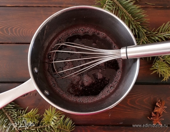 Снимаем сотейник с огня, всыпаем лимонную кислоту и перемешиваем. Делаем все очень быстро, пектин начинает желироваться уже при 85°C!