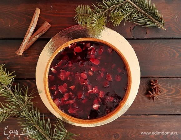 Быстро переливаем компоте на карамелизированные груши и миндальные лепестки и убираем в прохладное место. Буквально на ваших глазах масса начинает желироваться.