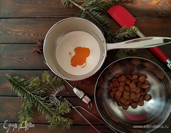 Готовим венчик или термостойкую лопатку, шоколад пересыпаем в железную миску, лучше холодную.