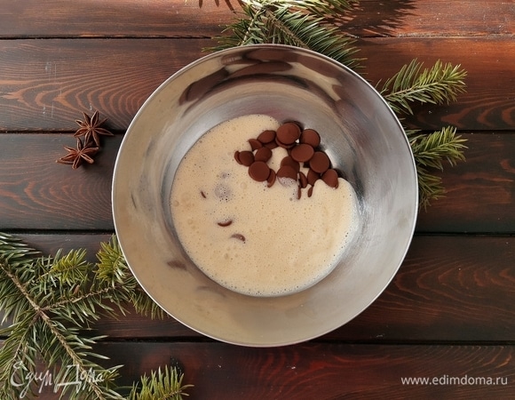 В сотейнике соединяем желтки и сливки, ставим на средневысокий огонь и варим классический английский крем. Обязательно мешаем и доводим массу до 83°C, не выше, иначе желток сварится! Если нет термометра, то готовый крем оставляет на лопатке четкий след от пальца, не соединяется обратно. Можно делать на водяной бане или на маленьком огне, так меньше шансов на неудачу. Готовый крем сразу же переливаем на шоколад.