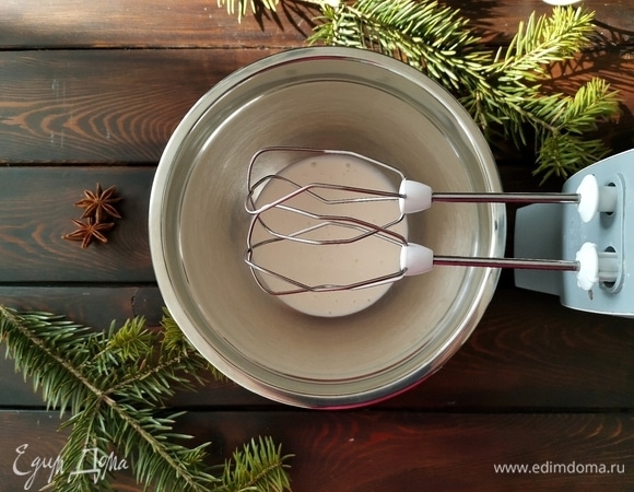 Теперь взбиваем сливки до мягких пиков. Вы счастливый обладатель кухонной машины? Прекрасно, она сделает это за вас :)