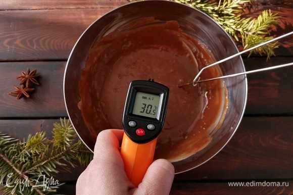 Когда смесь английского крема и шоколада остынет до 30°C, можно вводить взбитые сливки.