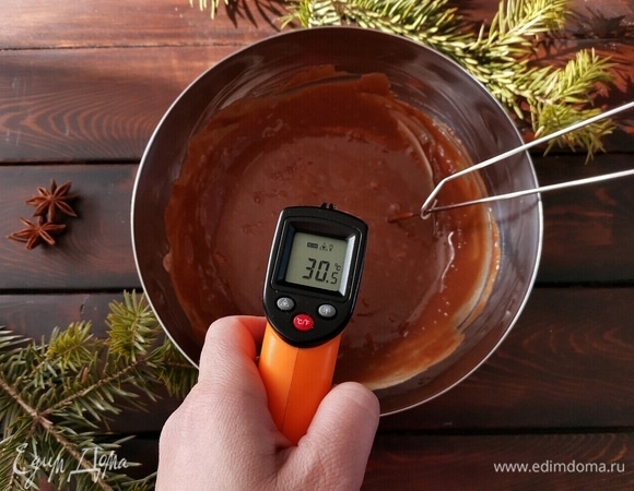 Когда смесь английского крема и шоколада остынет до 30°C, можно вводить взбитые сливки.