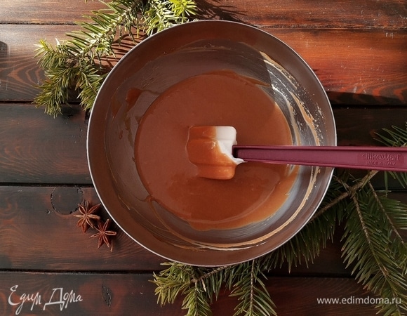 Аккуратно вмешиваем сливки плавными движениями снизу вверх силиконовой лопаткой. Крем готов!