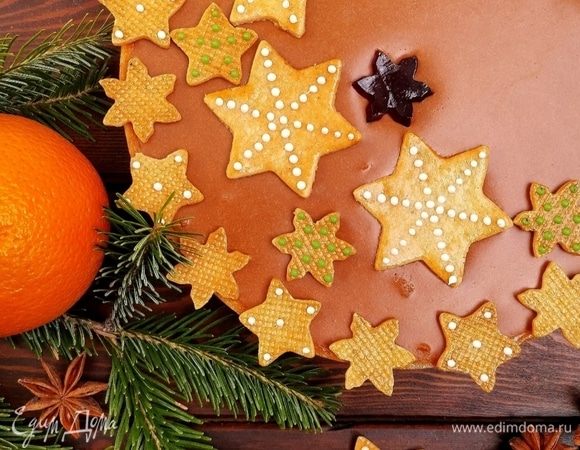 Для украшения тарта я нанесла на песочные звездочки и снежинки узорчики растопленным шоколадом. Посадить их на тарт можно либо при помощи того же шоколада, либо на слегка схватившийся крем.