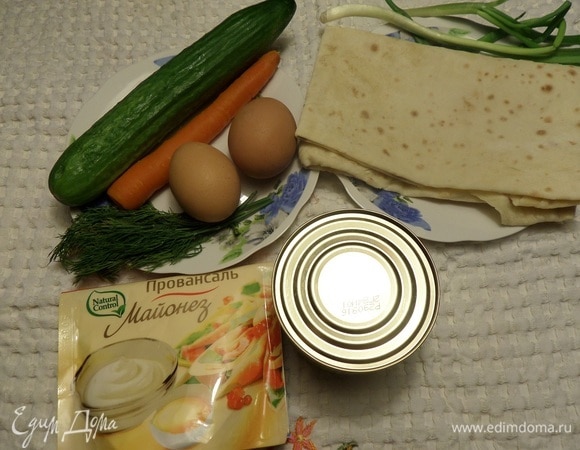 Подготавливаем продукты. Отвариваем 2 яйца и морковь. Остужаем и очищаем.