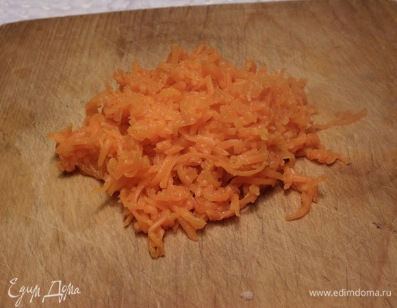 Морковь натираем на терке.