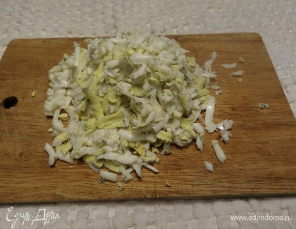 Яйцо натираем на терке. Нарезаем зелень.