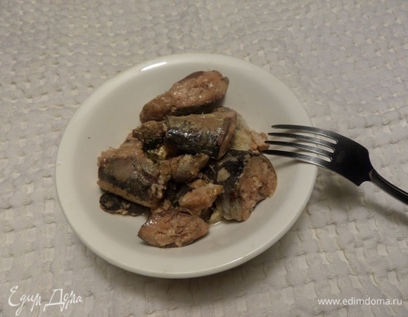 В чашку выкладываем консервированную рыбу. Измельчаем с помощью вилки.