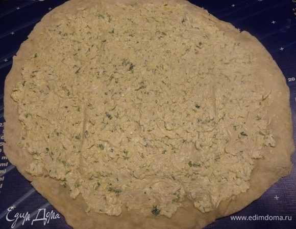 На рабочей поверхности раскладываем лаваш. На лаваш выкладываем яично-майонезную массу. Равномерно распределяем.