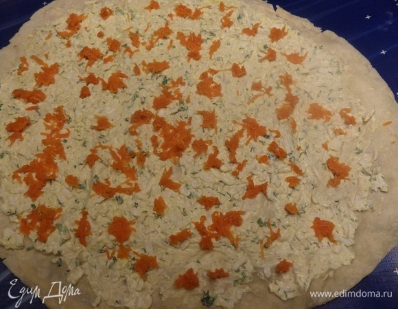 Затем выкладываем натертую морковь.