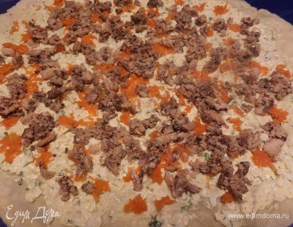 Затем — измельченную консервированную рыбу.