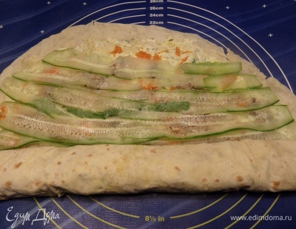 Сворачиваем рулет. Помещаем на 10–15 минут в холодильник.