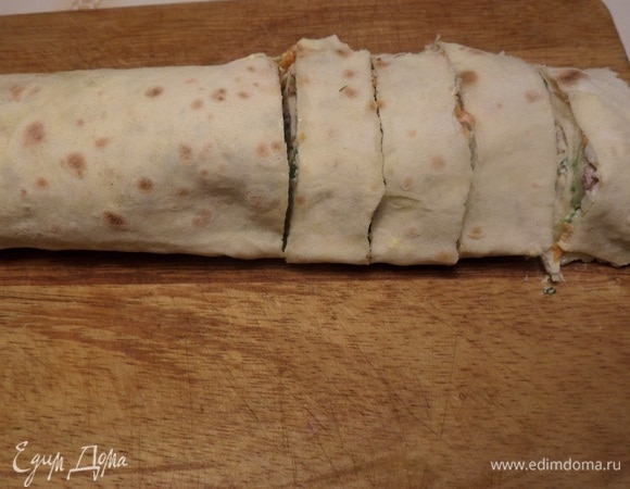 Нарезаем рулет.