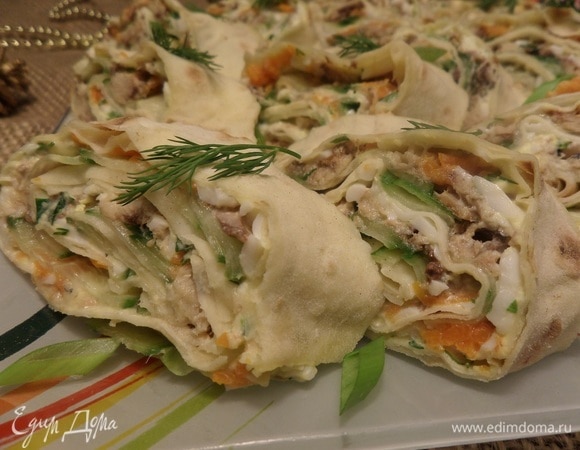 Выкладываем нарезанный рулет на блюдо. Подаем, добавив зелень.