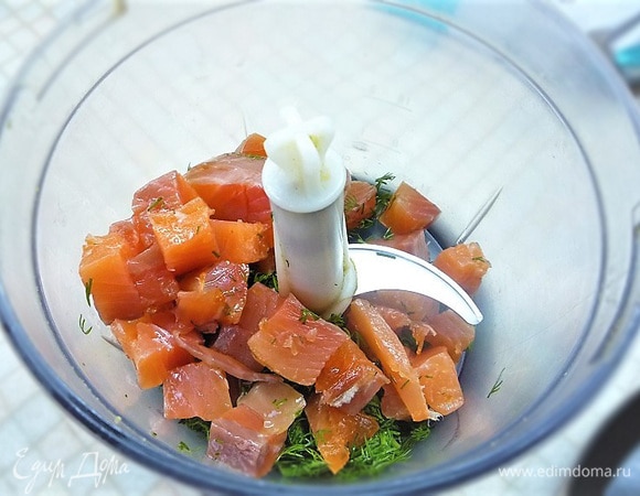 В первую очередь заливаем желатин 30 мл холодной воды и убираем в сторону. Красную рыбу очищаем (я использовала лосось), нарезаем кубиками и выкладываем в чашу блендера, добавляем нарезанный укроп и все измельчаем.