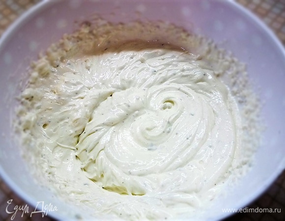 В глубокую миску выкладываем сметану, творожный сыр, добавляем сок лимона, солим и перчим по вкусу. Все хорошо перемешиваем с помощью миксера.