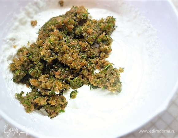 Добавляем рыбу с укропом, перемешиваем до однородной массы.