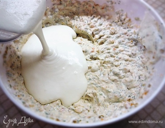 Сливки взбиваем до полужидкого состояния и добавляем в основную массу, перемешиваем. Желатин нагреваем до растворения и добавляем в сырную массу, еще раз хорошо перемешиваем.