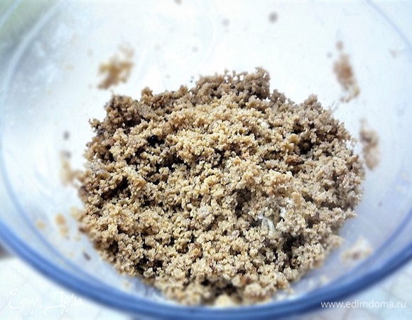 Хлеб с маслом измельчаем в блендере.