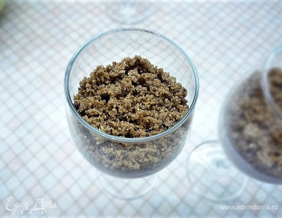 Сырную массу выкладываем в салатники или бокалы и убираем в холодильник на 20 минут. Сверху на застывшую массу выкладываем хлебную крошку и убираем в холодильник еще на 10–15 минут.