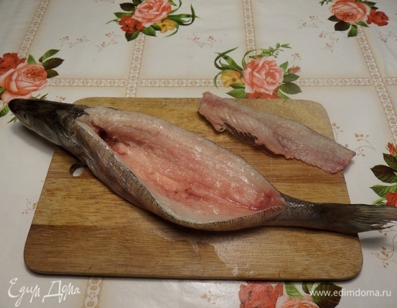 Рыбу очищаем от чешуи. Вдоль верхнего плавника делаем разрез и аккуратно удаляем хребет и внутренности. Хорошо промываем рыбу водой.