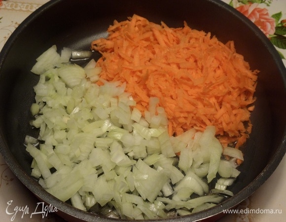 В сковороду наливаем растительное масло. Выкладываем морковь и лук.