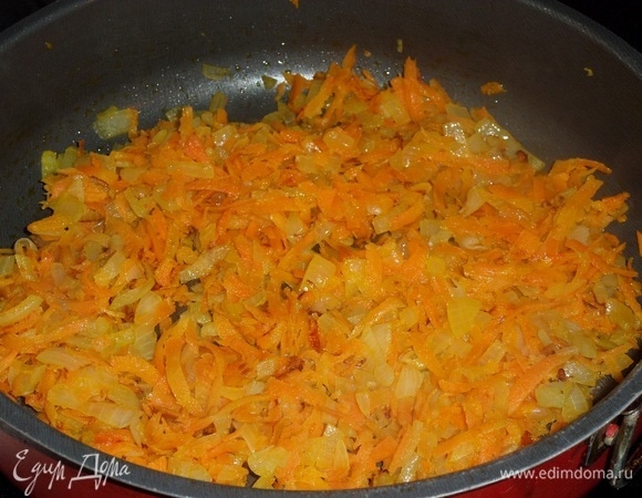 Обжариваем овощи 5 минут. Добавляем соль и лимонный сок.