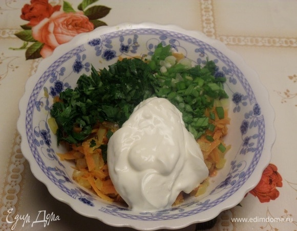 Готовим начинку. В чашку выкладываем обжаренные овощи, зелень и сметану. Добавляем по вкусу специи (смесь перцев).