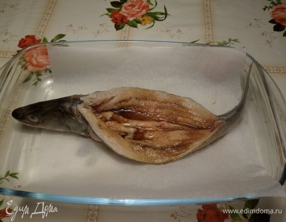 В форме для запекания расстилаем пергамент. Поверх пергамента укладываем рыбу.