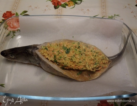 Внутрь рыбы (лодочки) выкладываем приготовленную начинку.