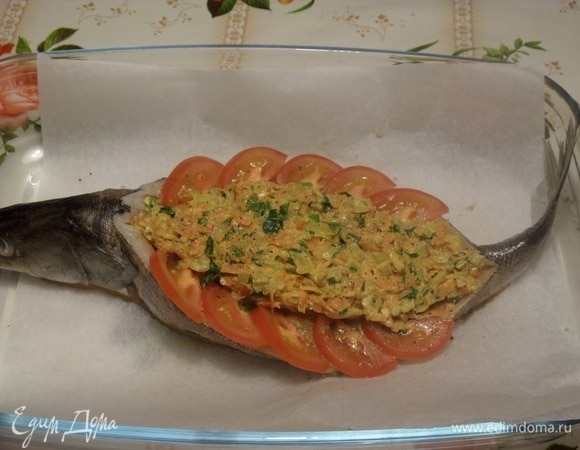 По краям рыбы-лодочки распределяем ломтики помидора.