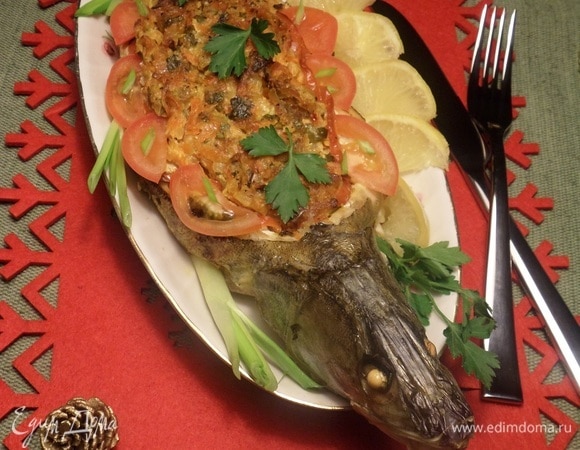 Выкладываем рыбу на блюдо, добавляем зелень и подаем к столу. Приятного аппетита! Счастливого Нового года!