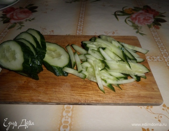 Подготавливаем продукты. Огурцы нарезаем соломкой.