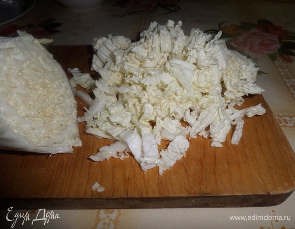 Мелко нарезаем капусту.