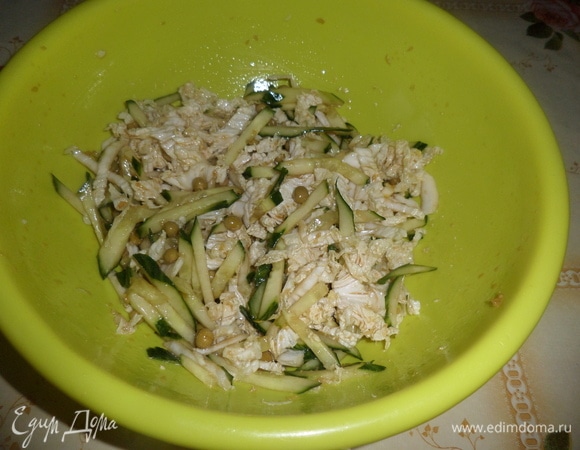 Хорошо перемешиваем. Даем постоять салату минут 5–7.