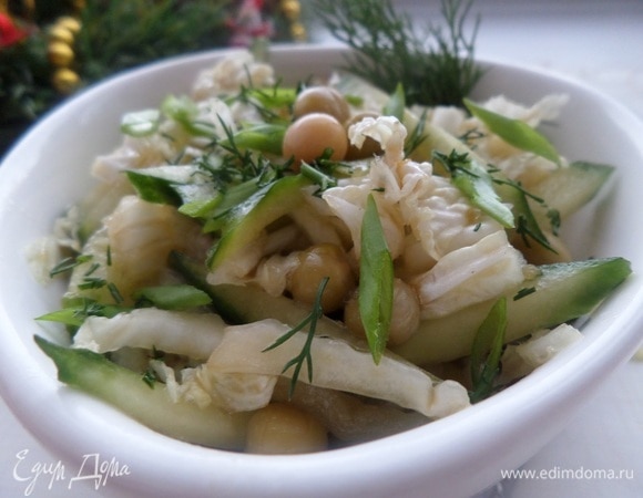 Подаем наш салат, добавив нарезанной зелени.