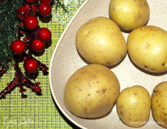 Небольшой картофель очень тщательно вымыть, хорошо просушить. Картофель желательно взять одинакового размера.