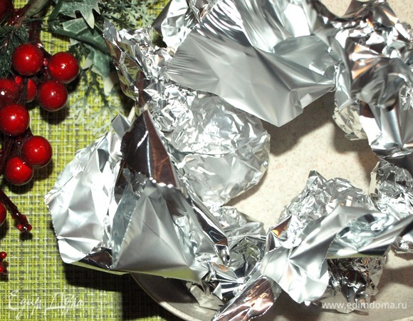 Заворачиваем картофель в фольгу и отправляем в заранее разогретую до 180–200°C духовку. Время приготовления зависит от размера картофеля. Проверить готовность картофеля зубочисткой. При желании снять фольгу и дать картофелю немного зарумяниться под грилем.