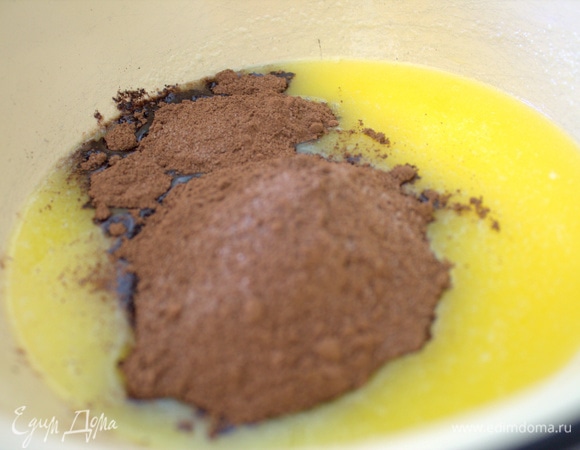 Всыпать в масло.