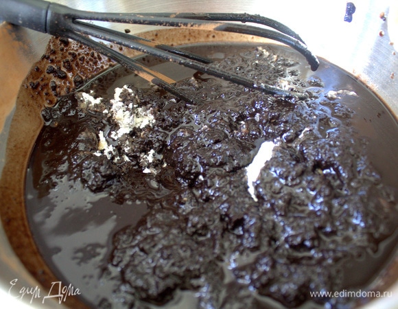 Снять с огня, всыпать муку.