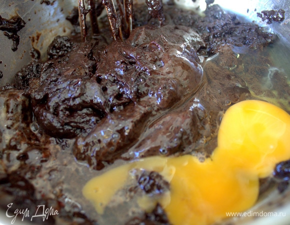 Вбить по одному 4 яйца.