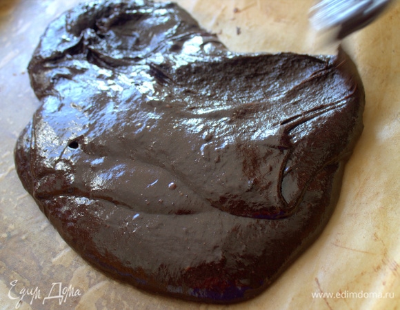 Вылить тесто на пергамент в форме.