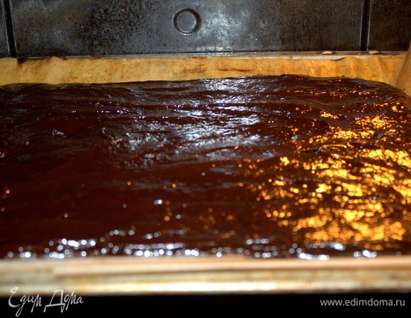 Выпекать пласт минут 10 до готовности при 180°C.