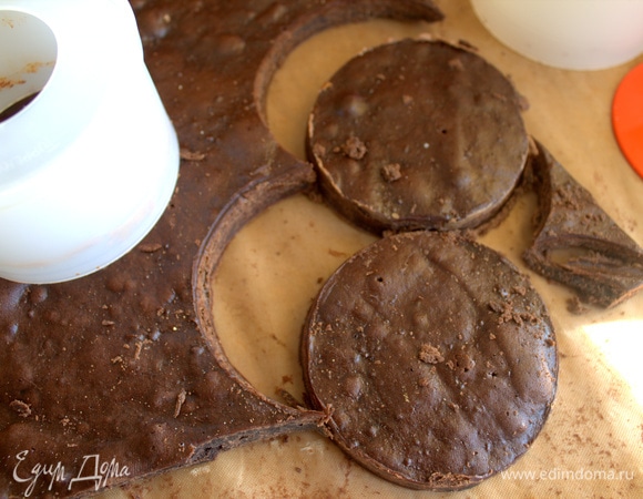 Потом будем вырезать для подачи из коржа кружочки. Или его можно просто покрошить в широкий стакан.