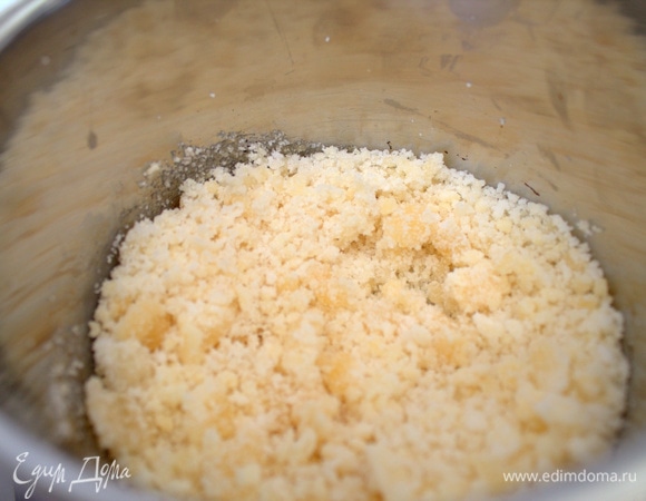 Для карамели насыпать сахар в кастрюлю с толстым дном и растопить на небольшом огне, помешивая.